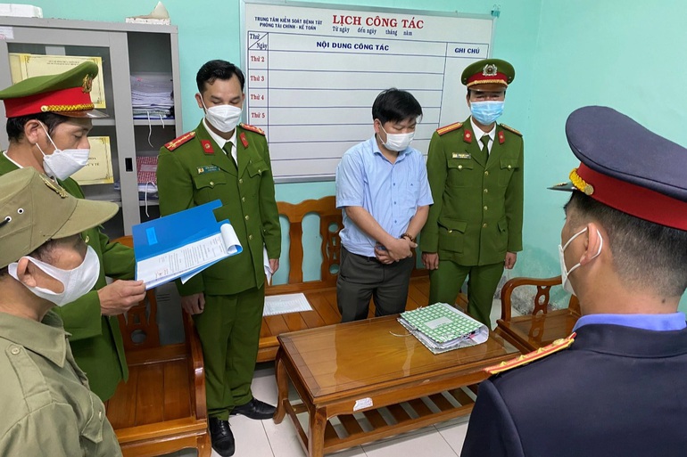 Bắt 1 trưởng phòng TN-MT huyện cùng 2 giám đốc- Ảnh 1.
