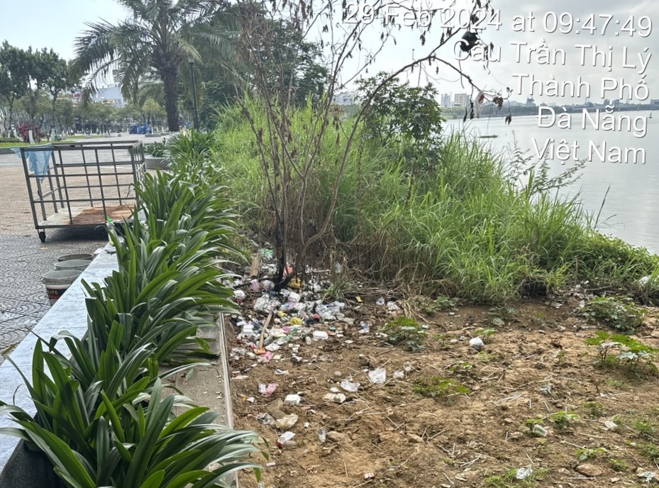 Bãi đất đá, xà bần “ngang nhiên” nằm sát sông Hàn- Ảnh 3.