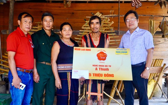 "Mai Vàng tri ân" thăm 2 văn nghệ sĩ ở Tây Nguyên