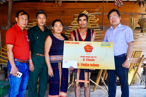 "Mai V&agrave;ng tri &acirc;n" thăm 2 văn nghệ sĩ ở T&acirc;y Nguy&ecirc;n- Ảnh 1.