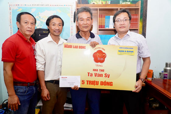 Nghệ nh&acirc;n A Thuih (thứ 2 từ phải sang, ảnh 1) v&agrave; nh&agrave; thơ Tạ Văn Sỹ (ảnh 2) nhận qu&agrave; của chương tr&igrave;nh &ldquo;Mai V&agrave;ng tri &acirc;n&rdquo; ng&agrave;y 5-4Ảnh: QUỐC THẮNG