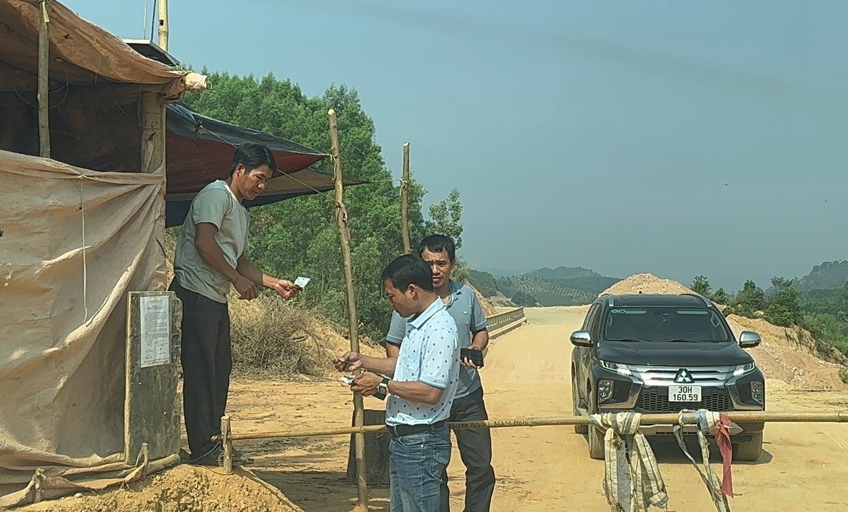 Tháo dỡ trạm thu phí tự phát nối 2 đầu đường ngàn tỉ- Ảnh 2.