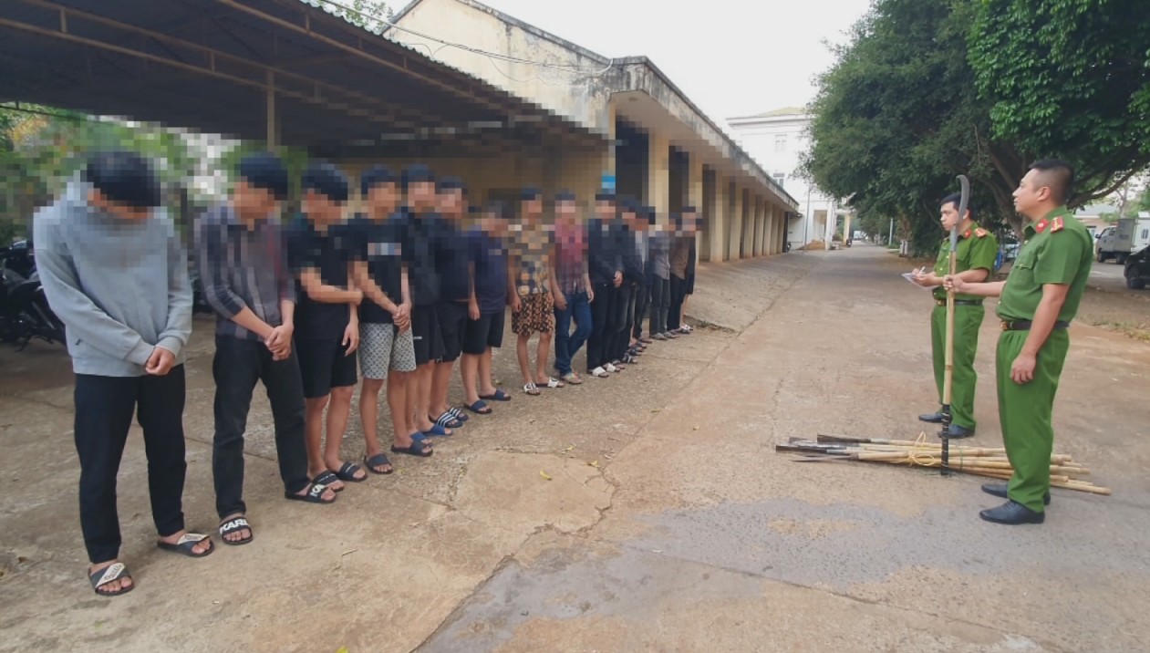 7 học sinh cùng nhiều thanh, thiếu niên mang dao, rựa đi hỗn chiến- Ảnh 1.