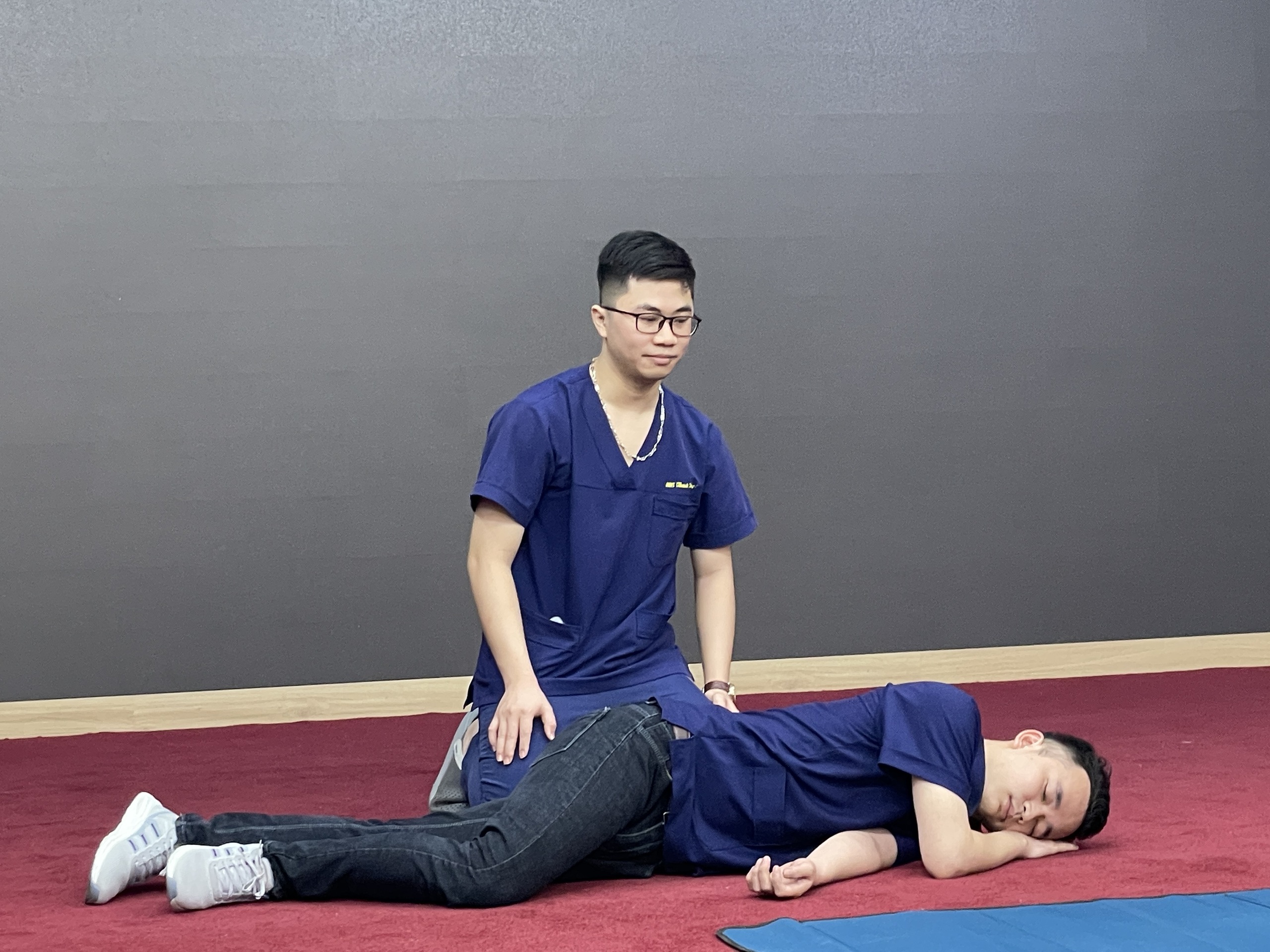B&aacute;c sĩ chỉ c&aacute;ch sơ, cấp cứu ai cũng c&oacute; thể l&agrave;m được- Ảnh 4.
