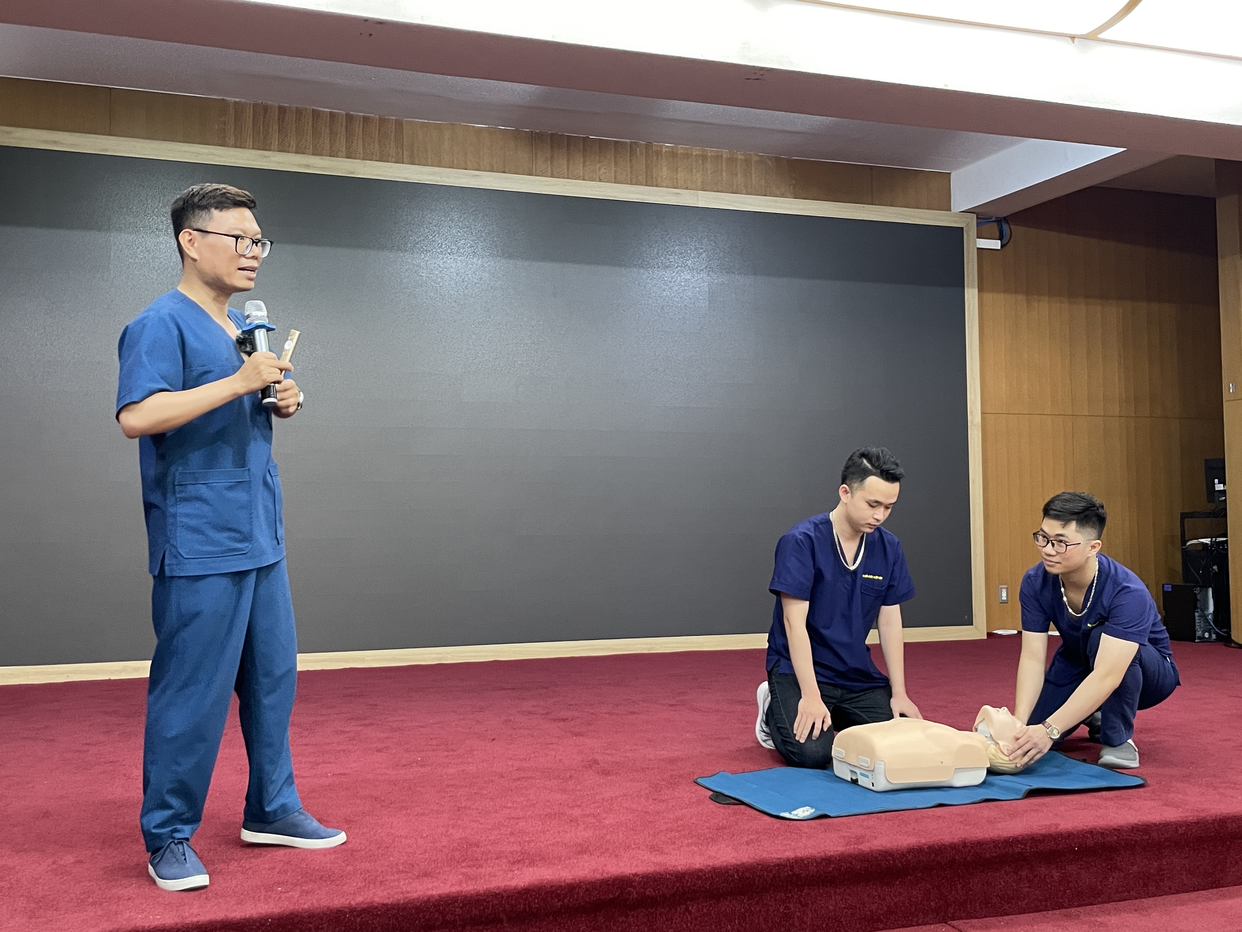 B&aacute;c sĩ chỉ c&aacute;ch sơ, cấp cứu ai cũng c&oacute; thể l&agrave;m được- Ảnh 2.