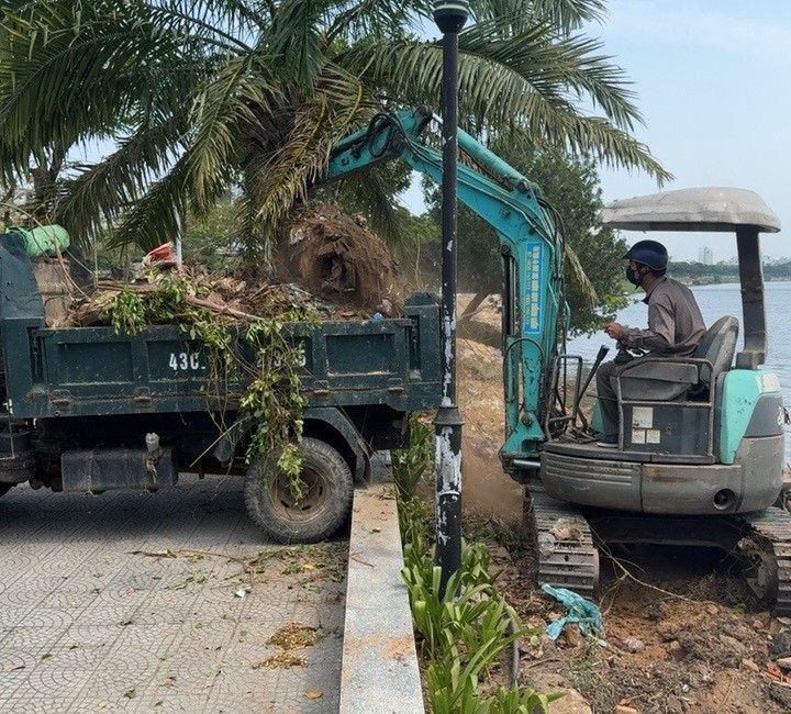 Bãi đất đá, xà bần “ngang nhiên” nằm sát sông Hàn- Ảnh 2.