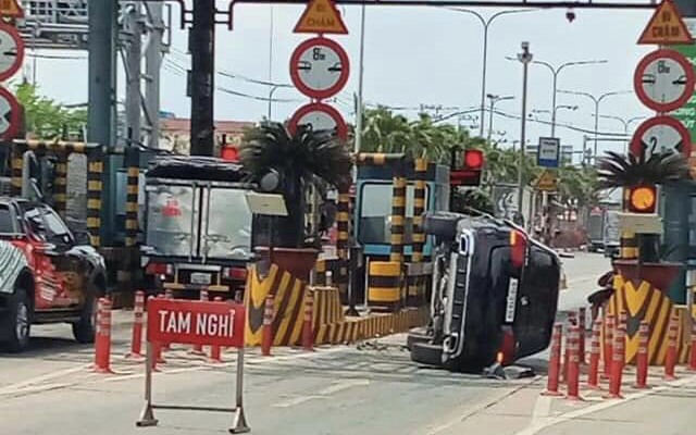 Xe Mercedes lật ngang, bung túi khí ở trạm thu phí An Sương - An Lạc