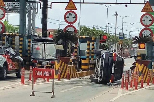 Xe Mercedes lật ngang, bung túi khí ở trạm thu phí An Sương - An Lạc- Ảnh 1.