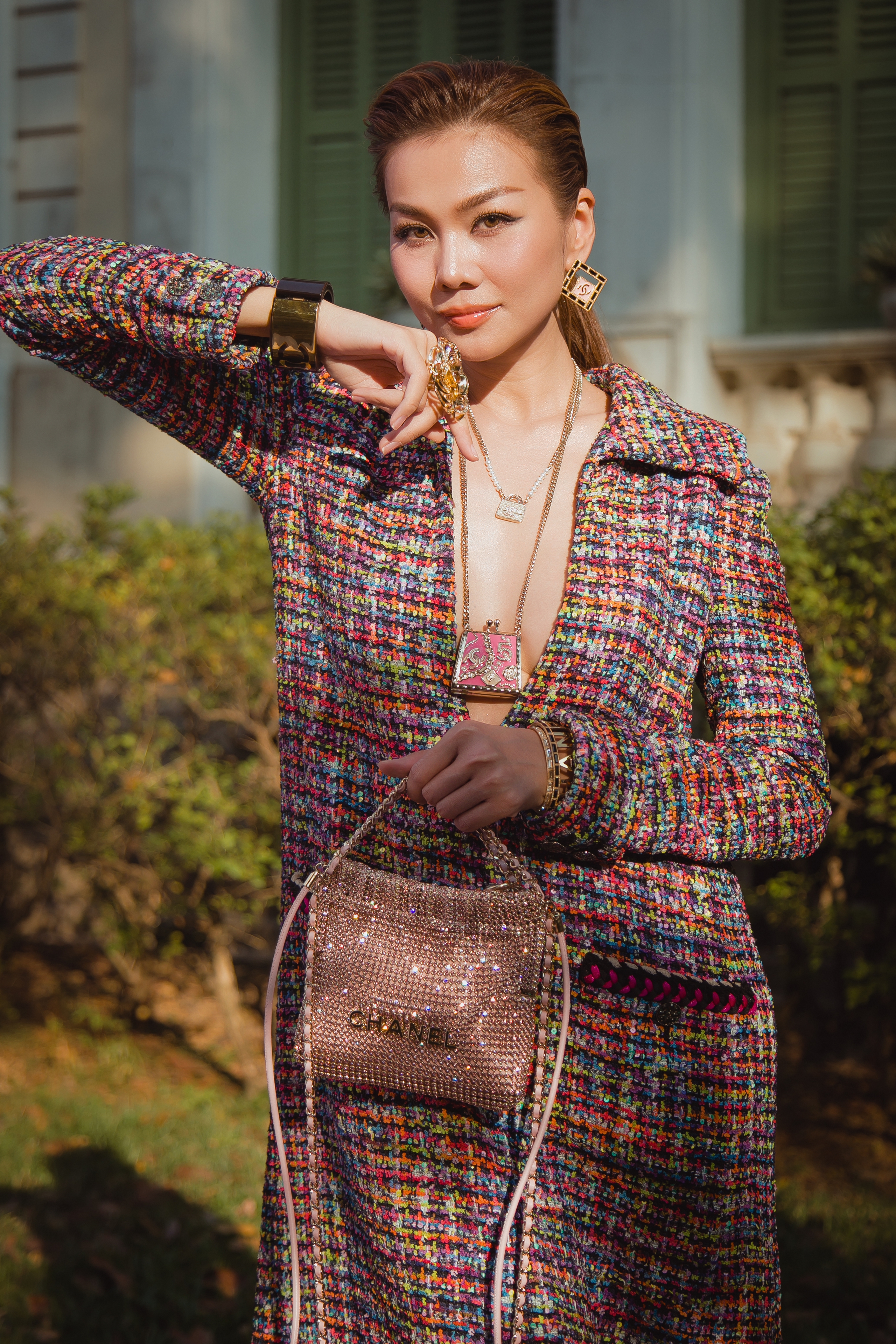 "Vũ kh&iacute;" gi&uacute;p Thanh Hằng mặc xẻ gợi cảm nhưng vẫn an to&agrave;n- Ảnh 2.
