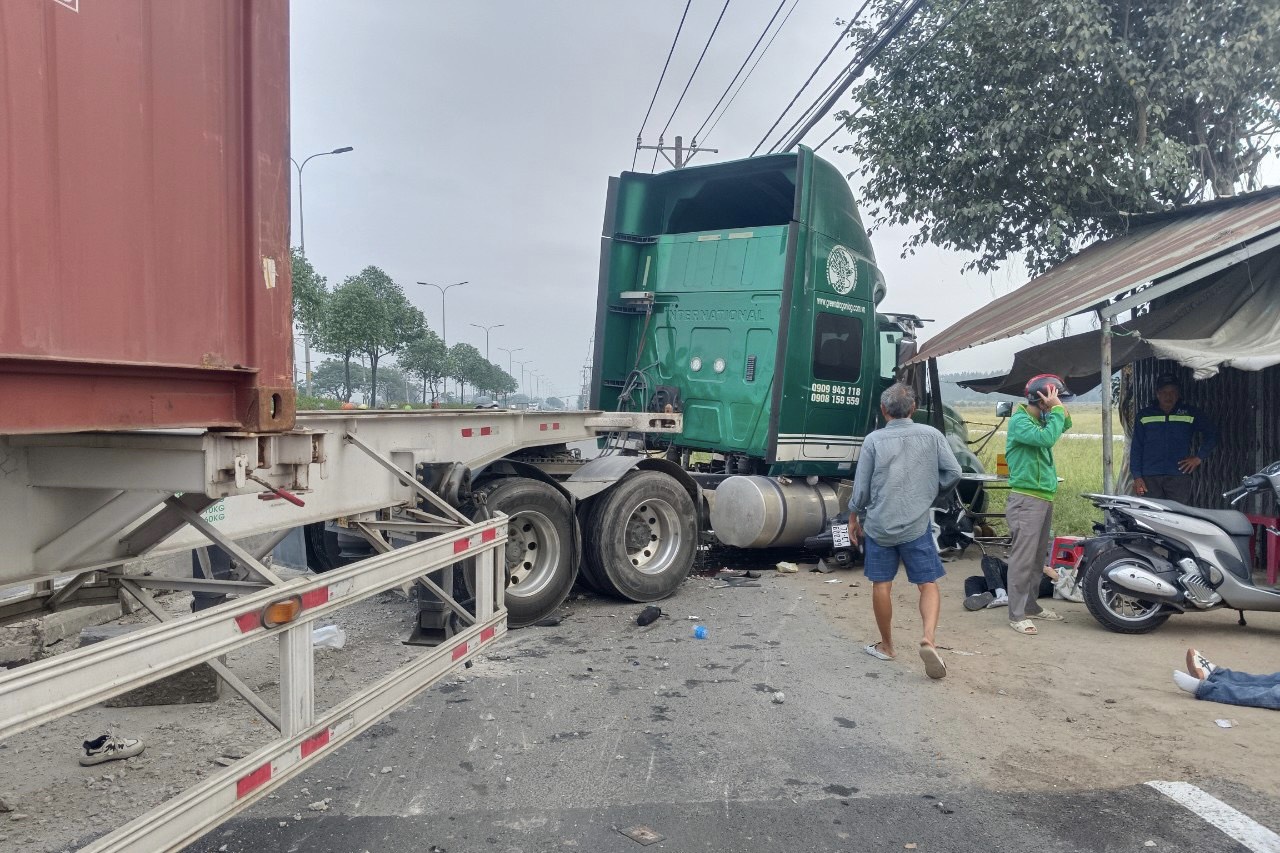 Container ủi dải phân cách, lao vào 3 người trên xe máy- Ảnh 2.