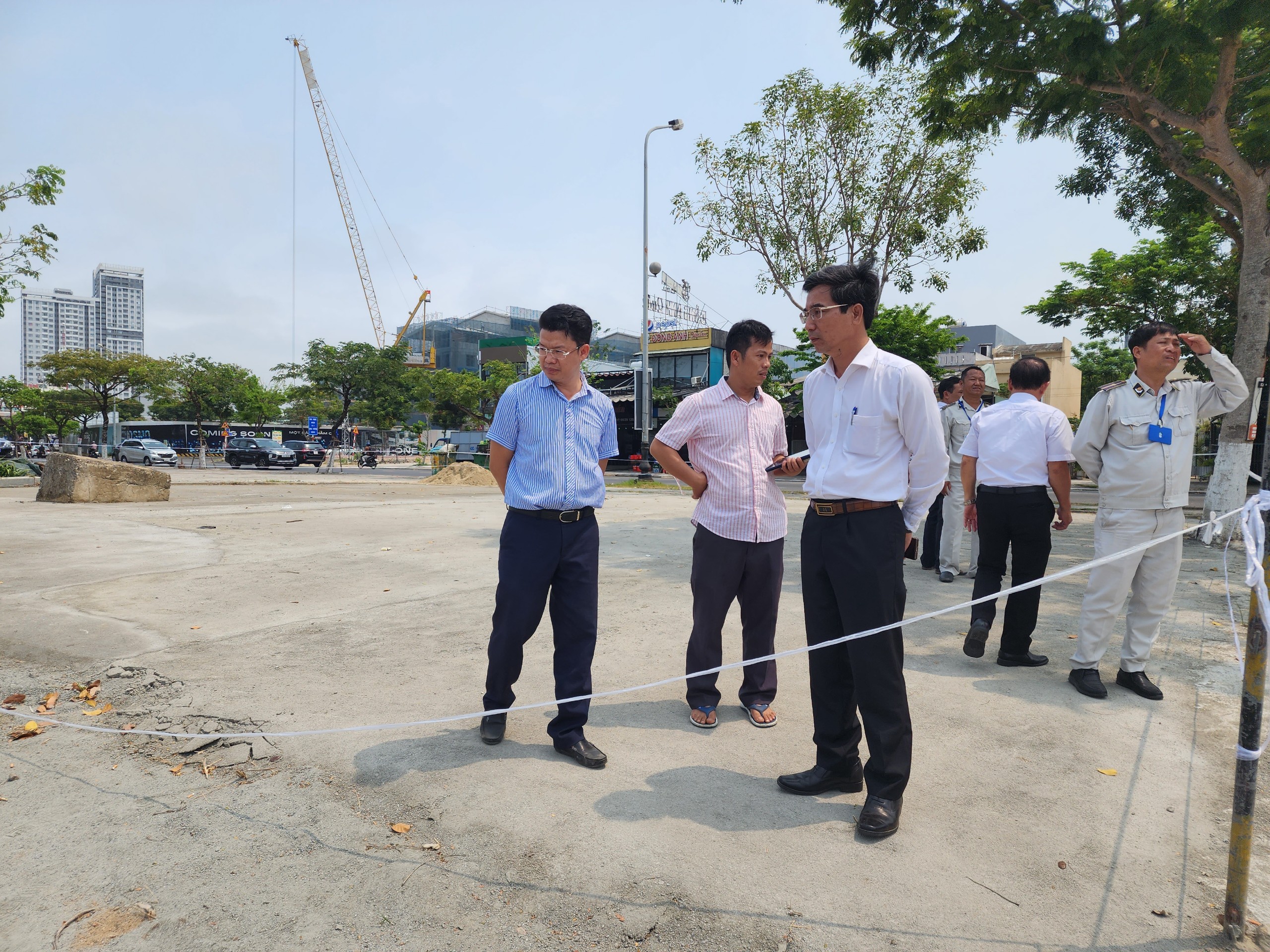 Bãi đất đá, xà bần “ngang nhiên” nằm sát sông Hàn- Ảnh 4.