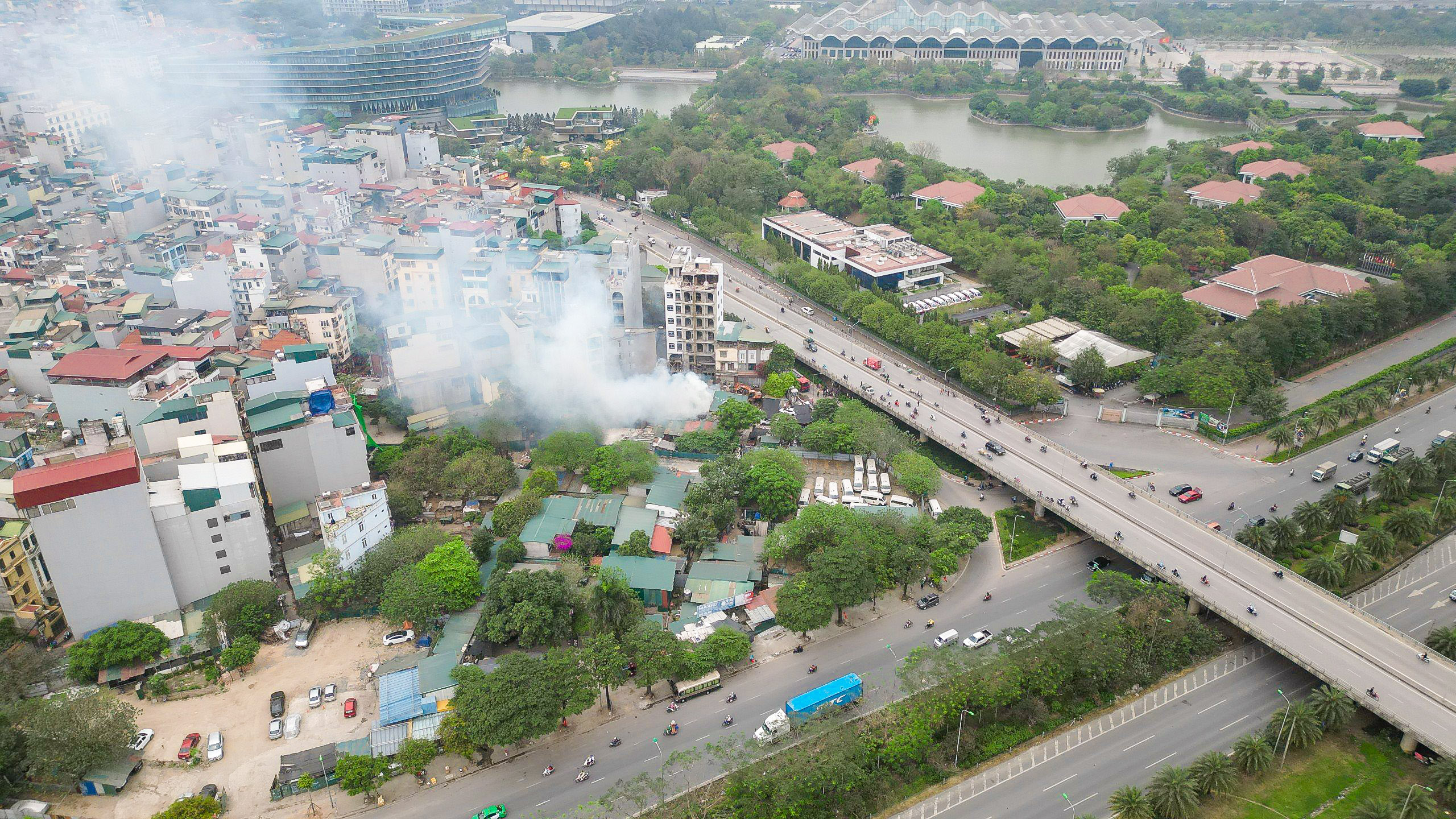 VIDEO: Ch&aacute;y lớn tại kho phế liệu- Ảnh 1.