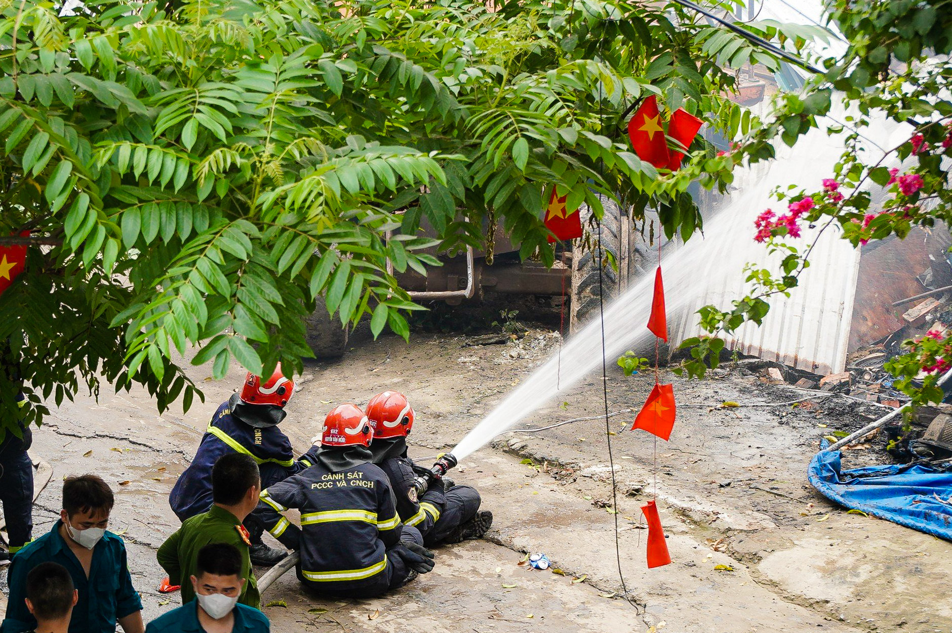 VIDEO: Ch&aacute;y lớn tại kho phế liệu- Ảnh 5.