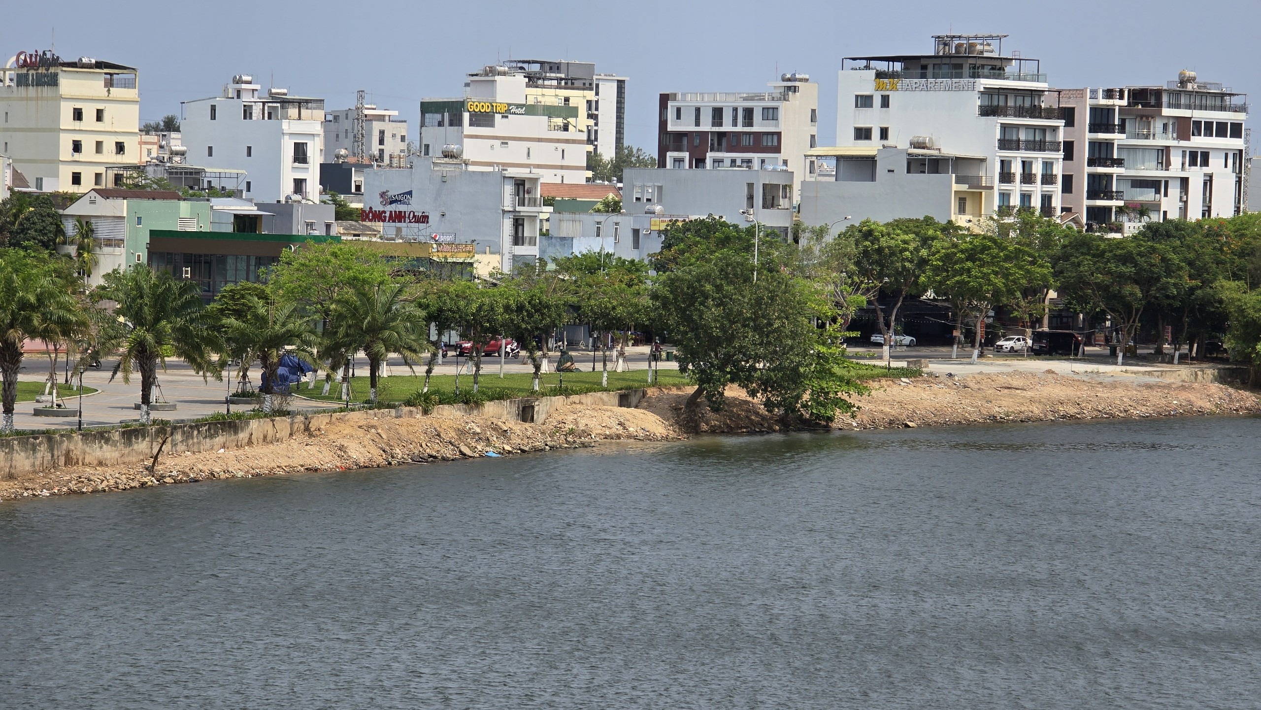 Bãi đất đá, xà bần “ngang nhiên” nằm sát sông Hàn- Ảnh 1.