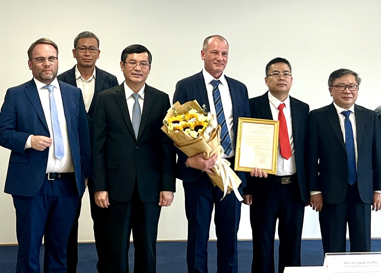 Trường Đại học Việt Đức c&oacute; t&acirc;n hiệu trưởng l&agrave; GS người Đức- Ảnh 1.