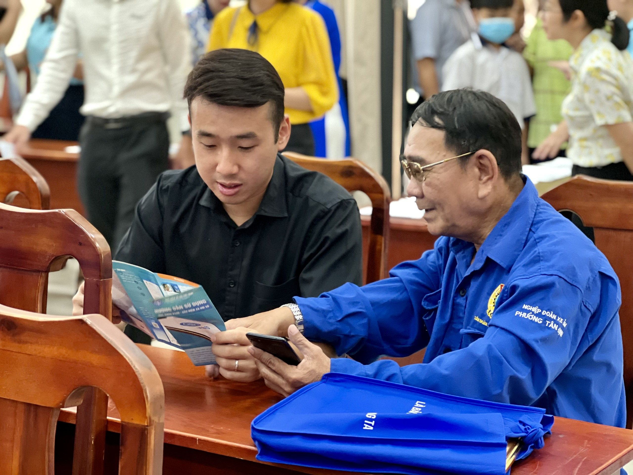 Chủ hộ kinh doanh c&oacute; phải tham gia BHXH bắt buộc?- Ảnh 1.