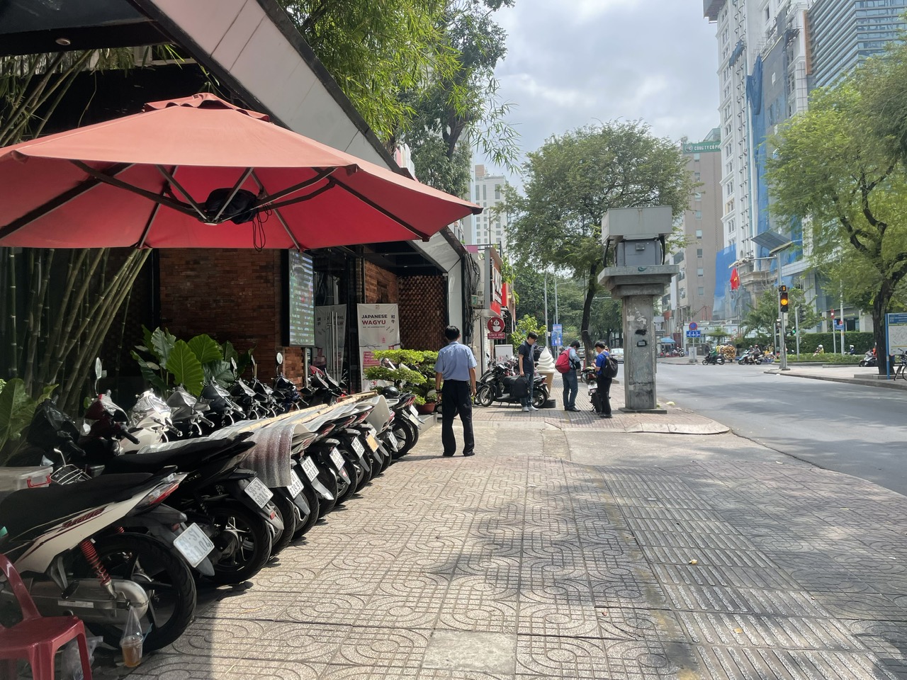 TP HCM: Nhiều quận lên danh mục tuyến đường có vỉa hè tổ chức thu phí sử dụng- Ảnh 1.