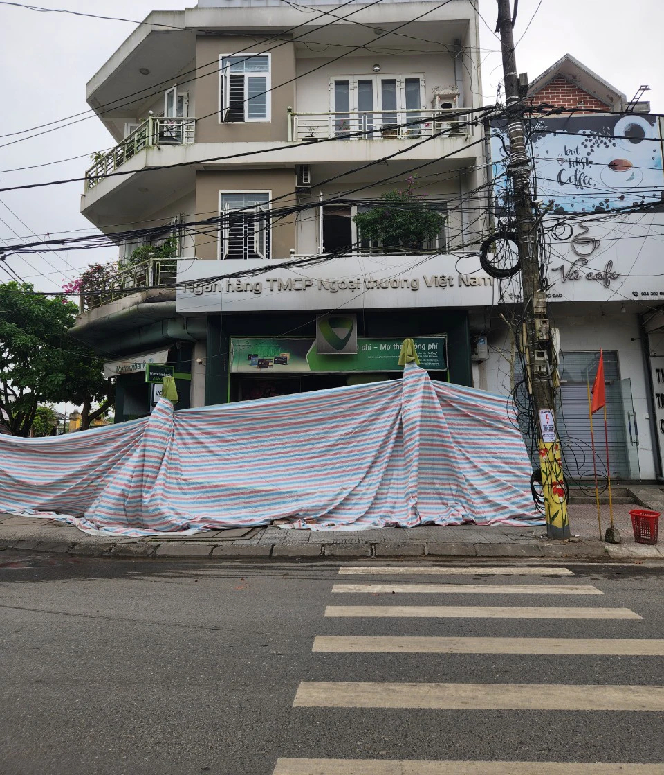 Ph&ograve;ng giao dịch ng&acirc;n h&agrave;ng bất ngờ ph&aacute;t hỏa trong đ&ecirc;m- Ảnh 1.
