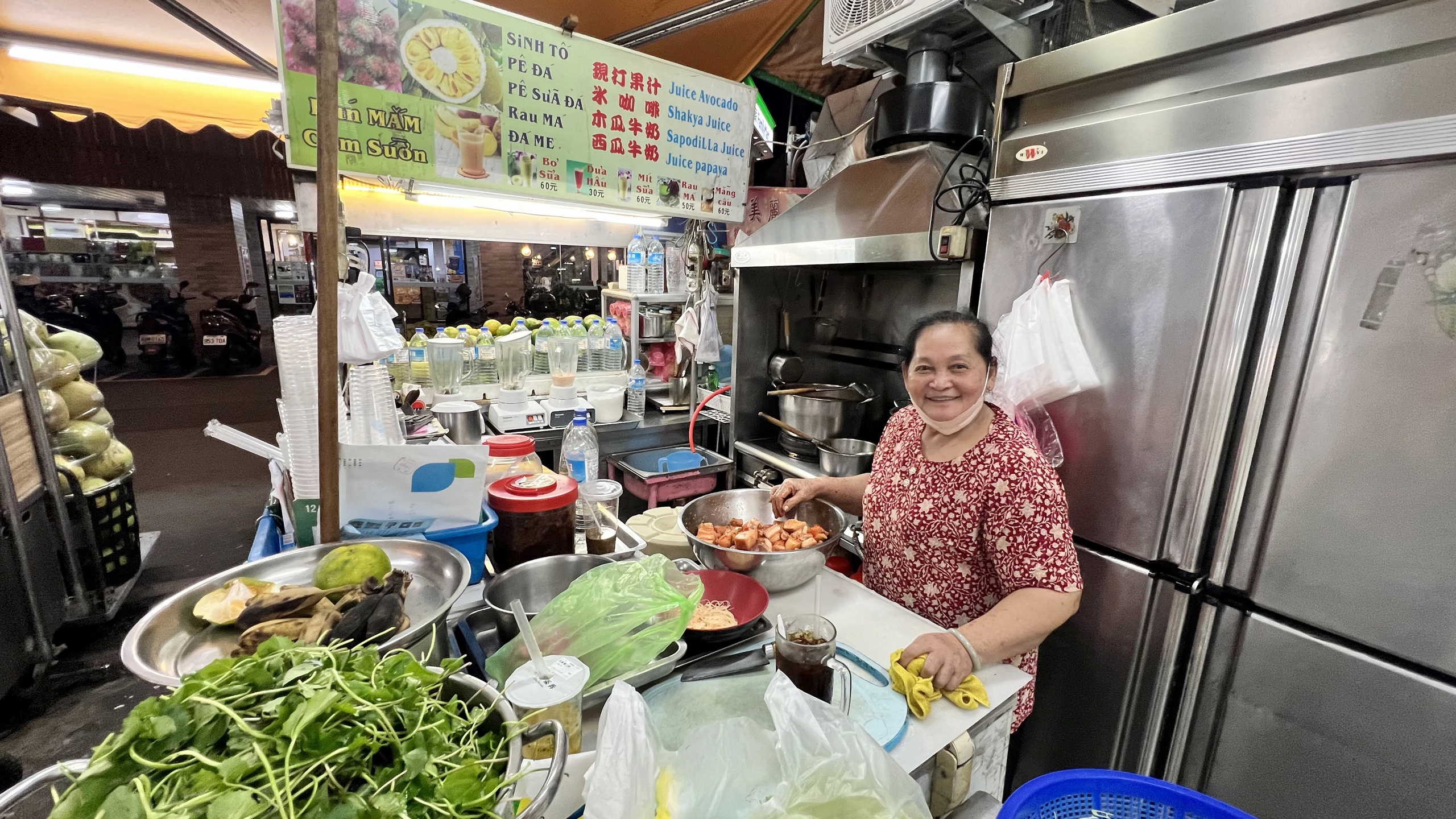 B&agrave; Nguyễn Minh T&uacute;, chủ qu&aacute;n b&uacute;n mắm ở TP Đ&agrave;o Vi&ecirc;n, Đ&agrave;i Loan (Trung Quốc), sắp xếp lại h&agrave;ng qu&aacute;n để bu&ocirc;n b&aacute;n sau động đất Ảnh: L&Ecirc; PHONG