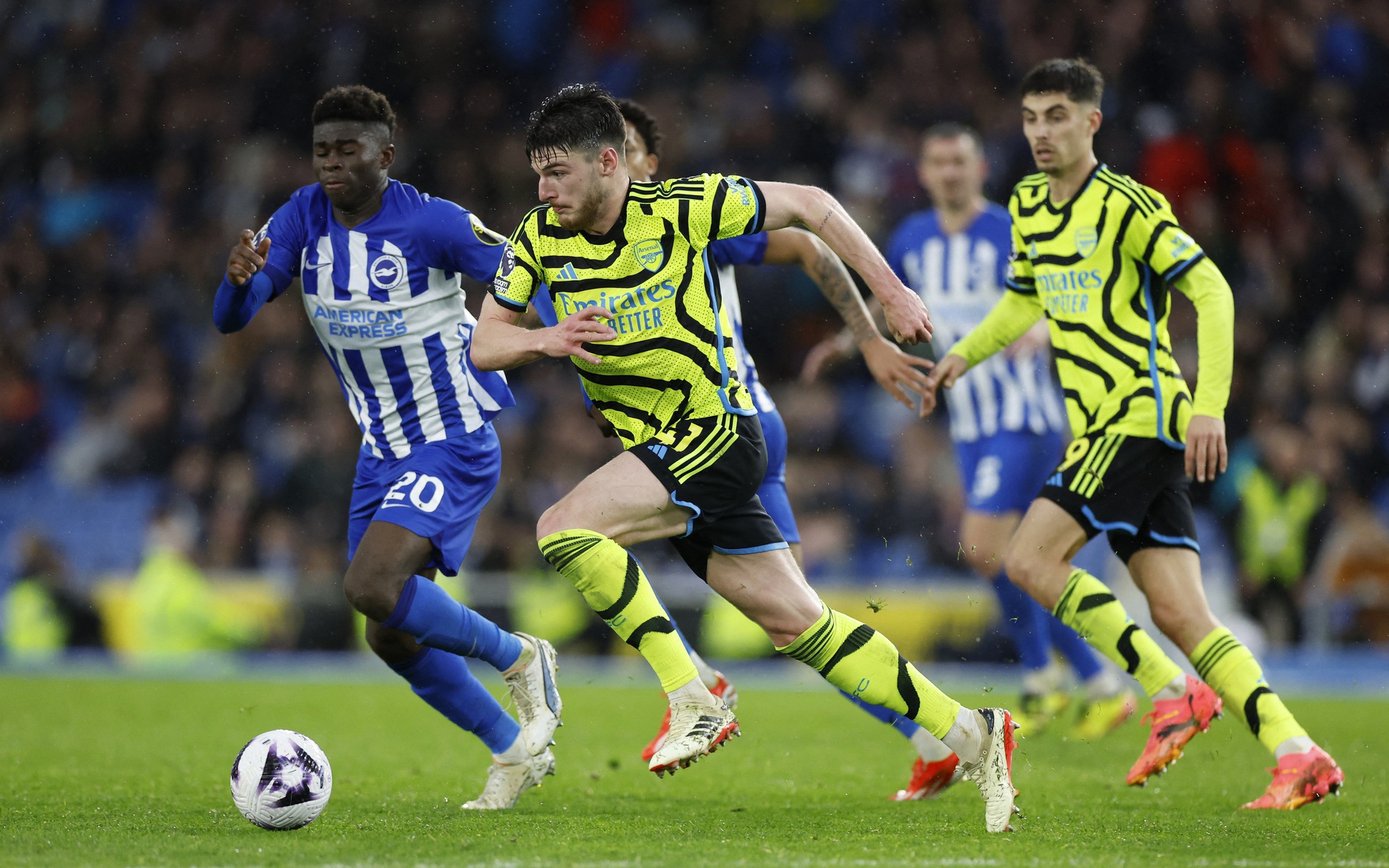 Vùi dập chủ nhà Brighton, Arsenal trở lại đỉnh bảng Ngoại hạng Anh
