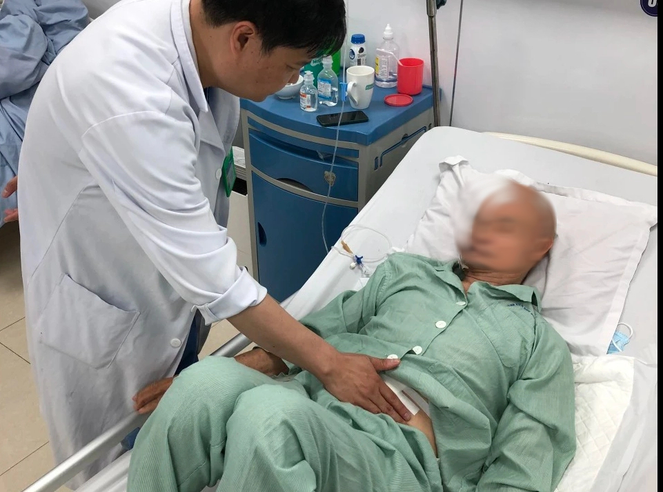 Hoại tử ruột nghi do ăn rau sống v&agrave; thịt lợn hun kh&oacute;i- Ảnh 1.