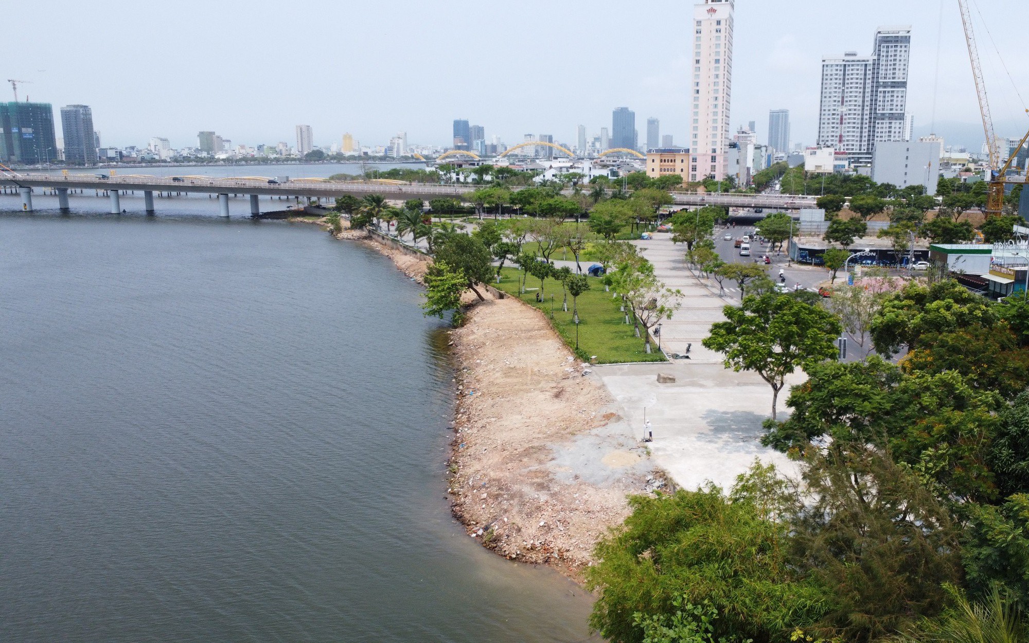 Đà Nẵng: Xúc dọn toàn bộ bãi xà bần "lấn" sông Hàn