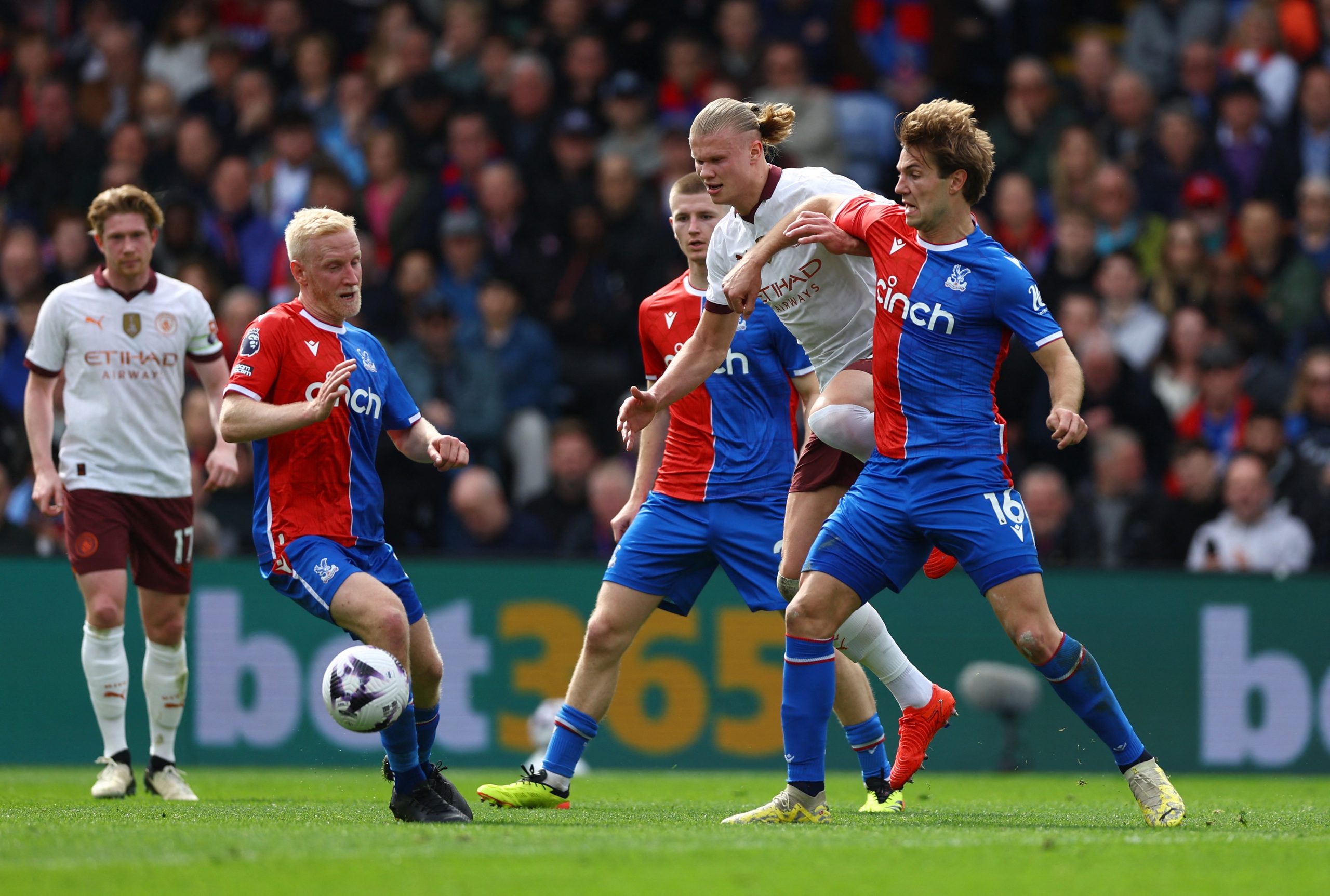 De Bruyne tỏa s&aacute;ng, Man City thắng đậm Crystal Palace- Ảnh 1.