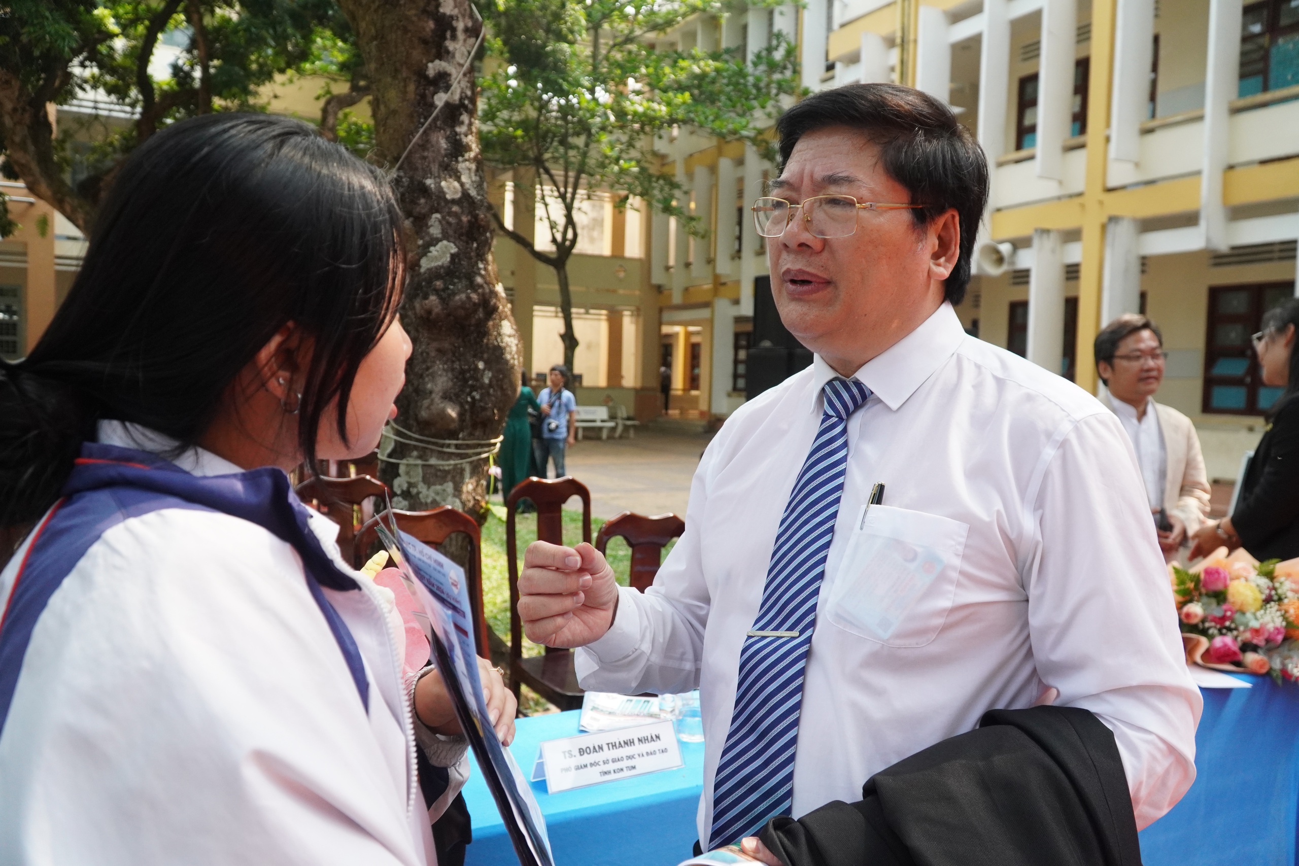 Sau chương tr&igrave;nh tư vấn, học sinh vẫn li&ecirc;n tục đặt c&acirc;u hỏi- Ảnh 2.