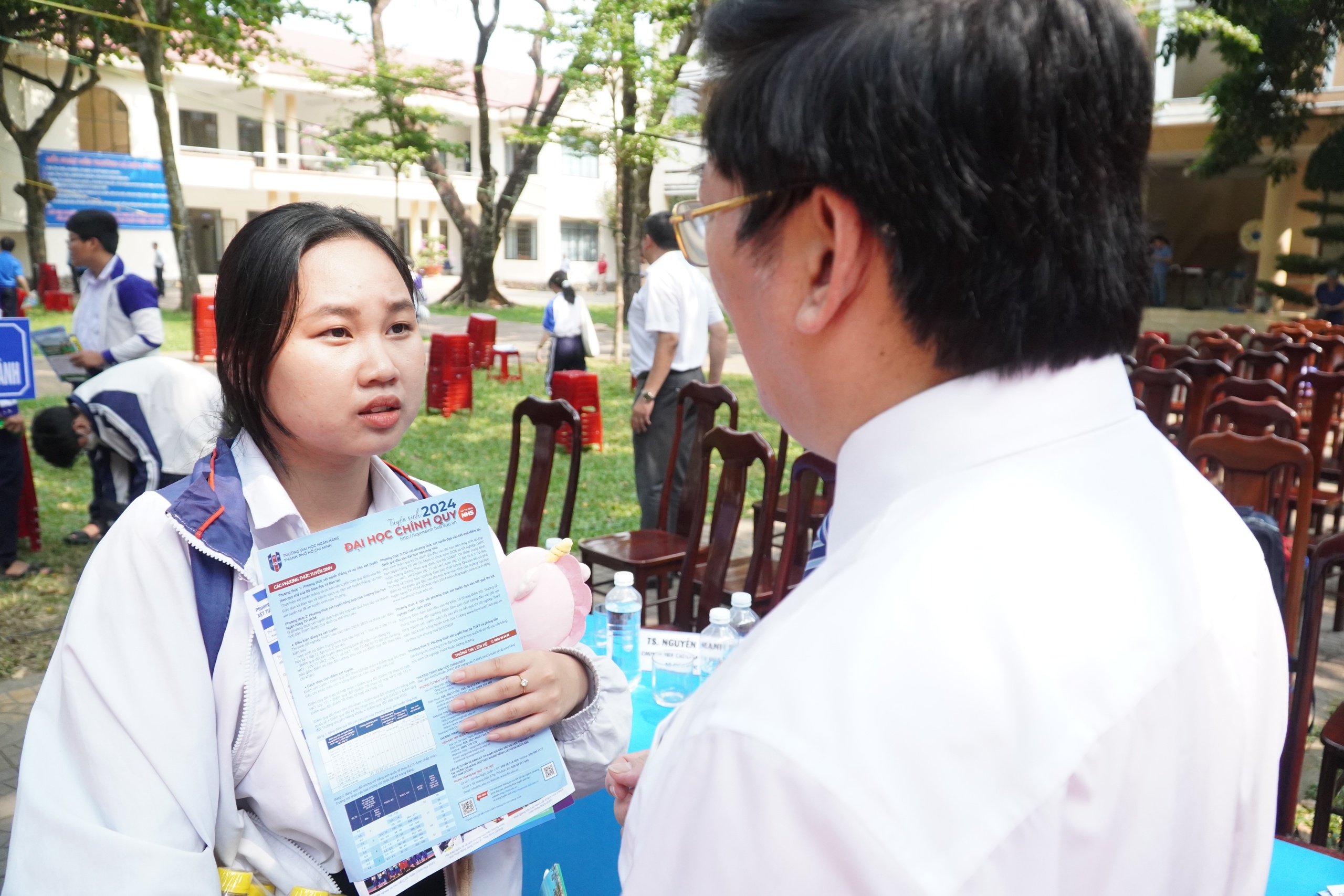 Sau chương tr&igrave;nh tư vấn, học sinh vẫn li&ecirc;n tục đặt c&acirc;u hỏi- Ảnh 3.