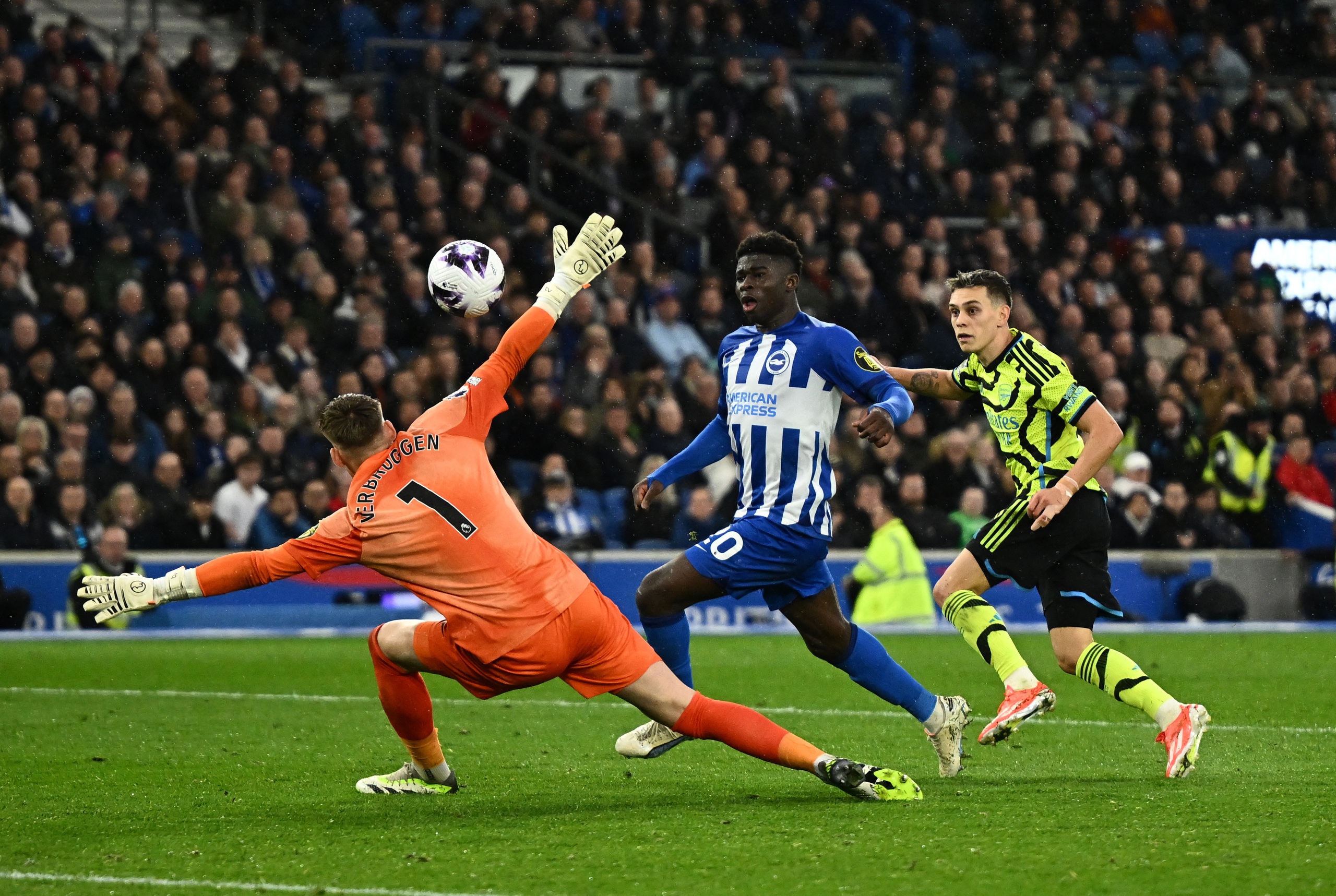 Leandro Trossard ấn định chiến thắng 3-0 cho đội khách