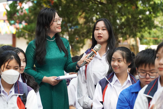 Học sinh đặt rất nhiều c&acirc;u hỏi tại chương tr&igrave;nh