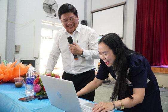 TS Trần Đ&igrave;nh L&yacute; chia sẻ kinh nghiệm hướng nghiệp với gi&aacute;o vi&ecirc;n tỉnh Kon Tum Ảnh: HUẾ XU&Acirc;N