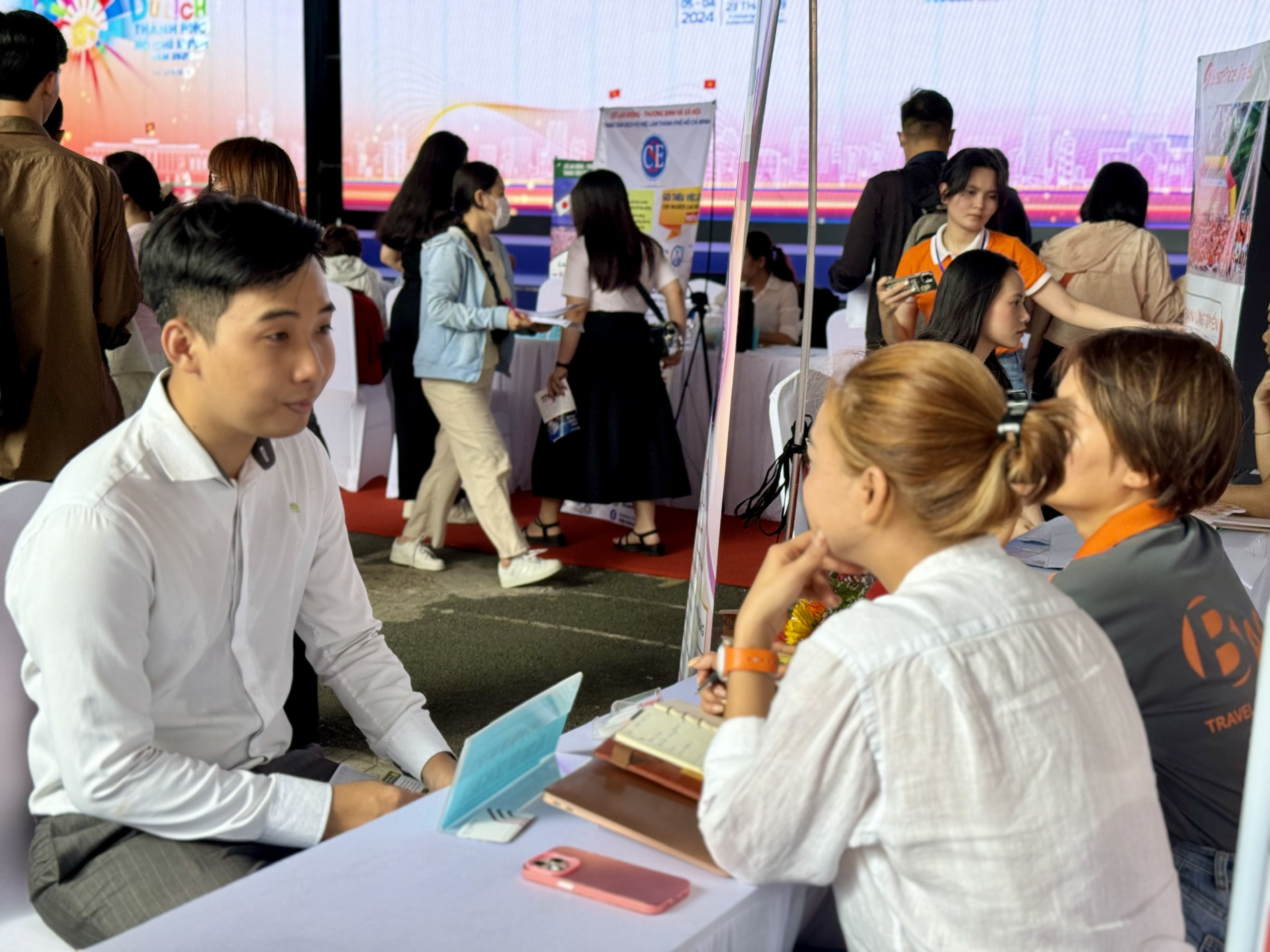 Nghịch lý: Ứng viên không tìm được việc, doanh nghiệp không tuyển được người- Ảnh 1.