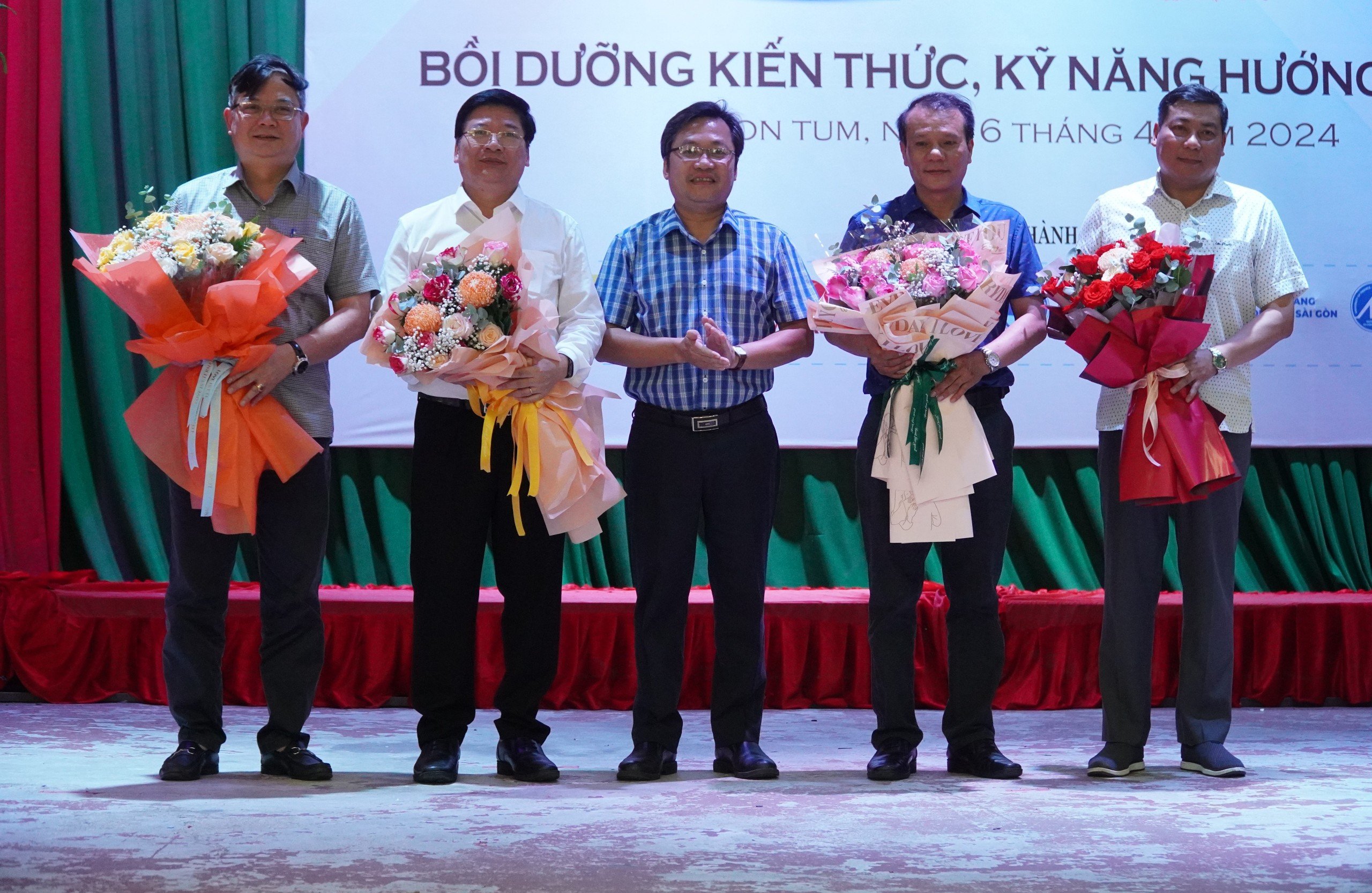 Hơn 200 gi&aacute;o vi&ecirc;n Kon Tum h&agrave;o hứng chia sẻ kinh nghiệm tư vấn hướng nghiệp- Ảnh 1.