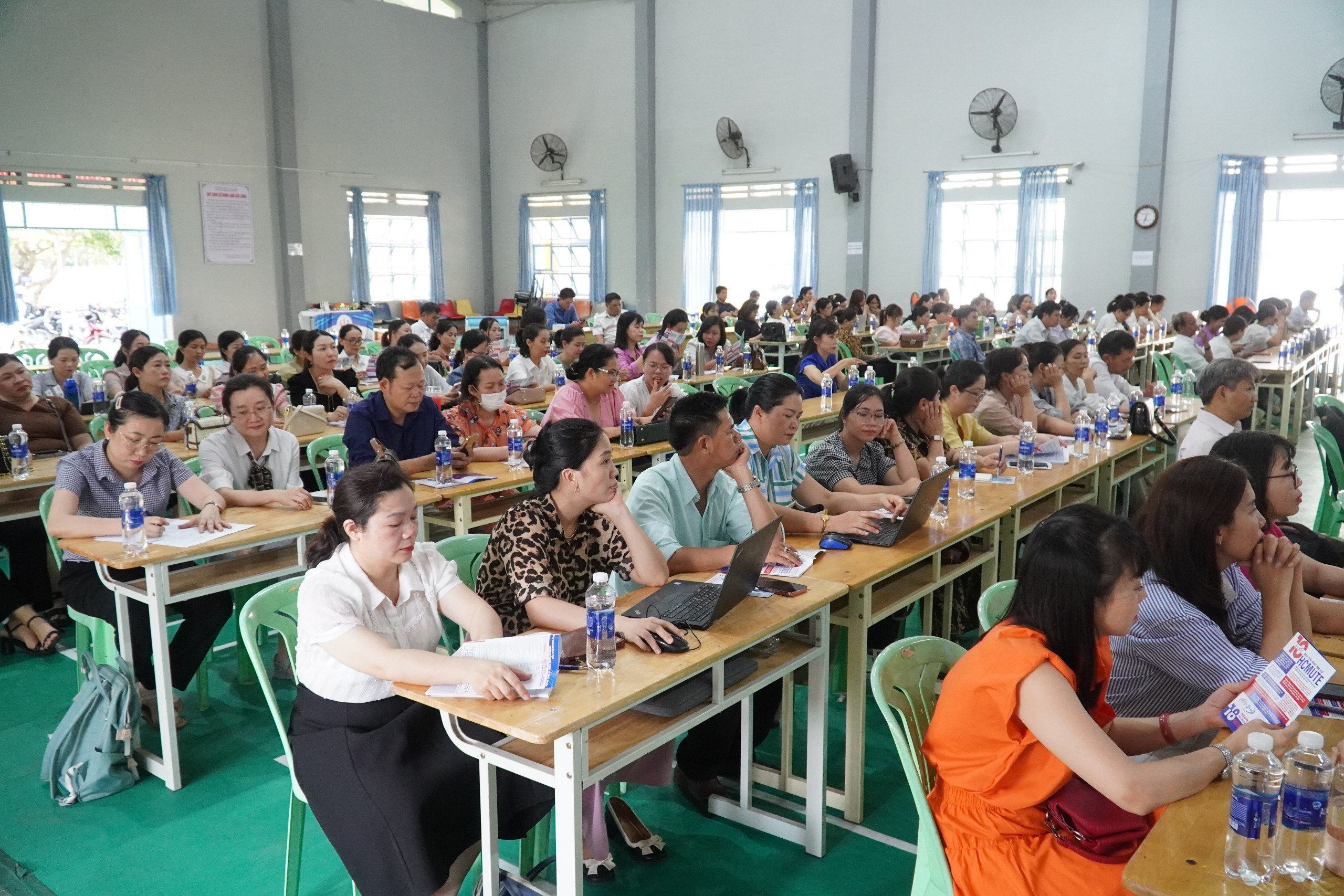 Hơn 200 gi&aacute;o vi&ecirc;n Kon Tum h&agrave;o hứng chia sẻ kinh nghiệm tư vấn hướng nghiệp- Ảnh 3.