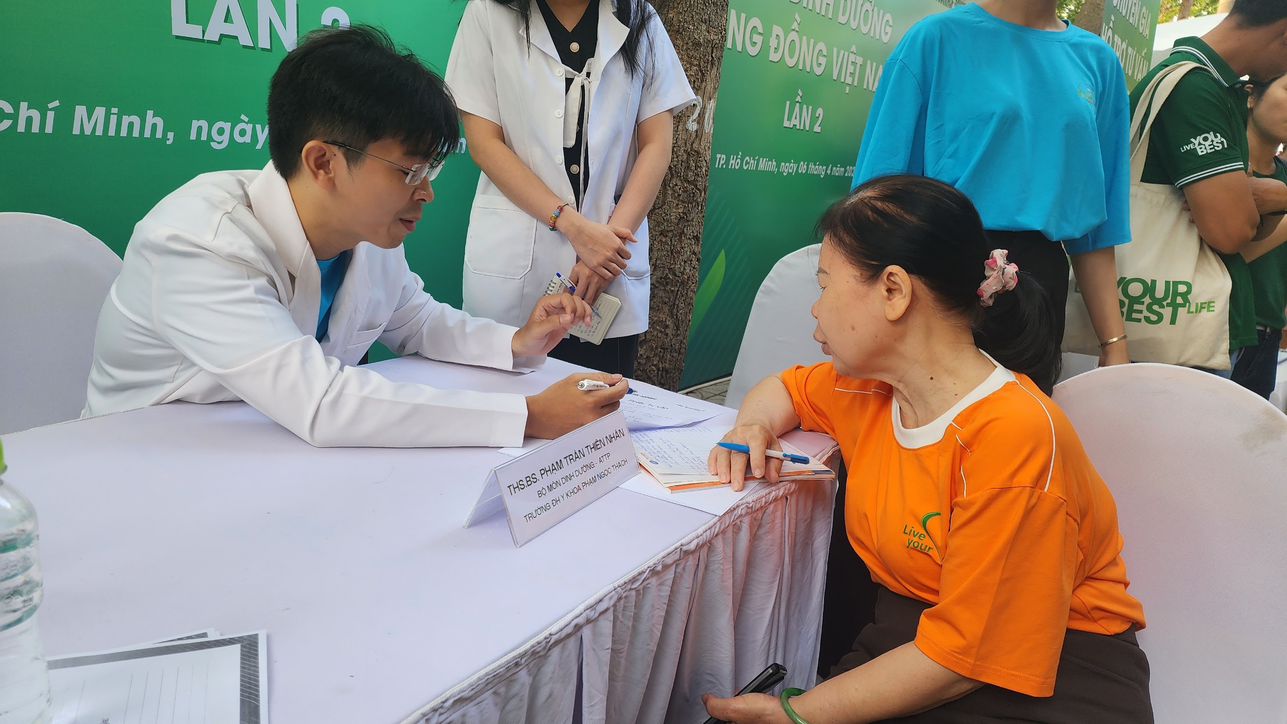 Thứ trưởng Bộ Y tế nhảy flashmob truyền cảm hứng tập luyện cho mọi người- Ảnh 3.