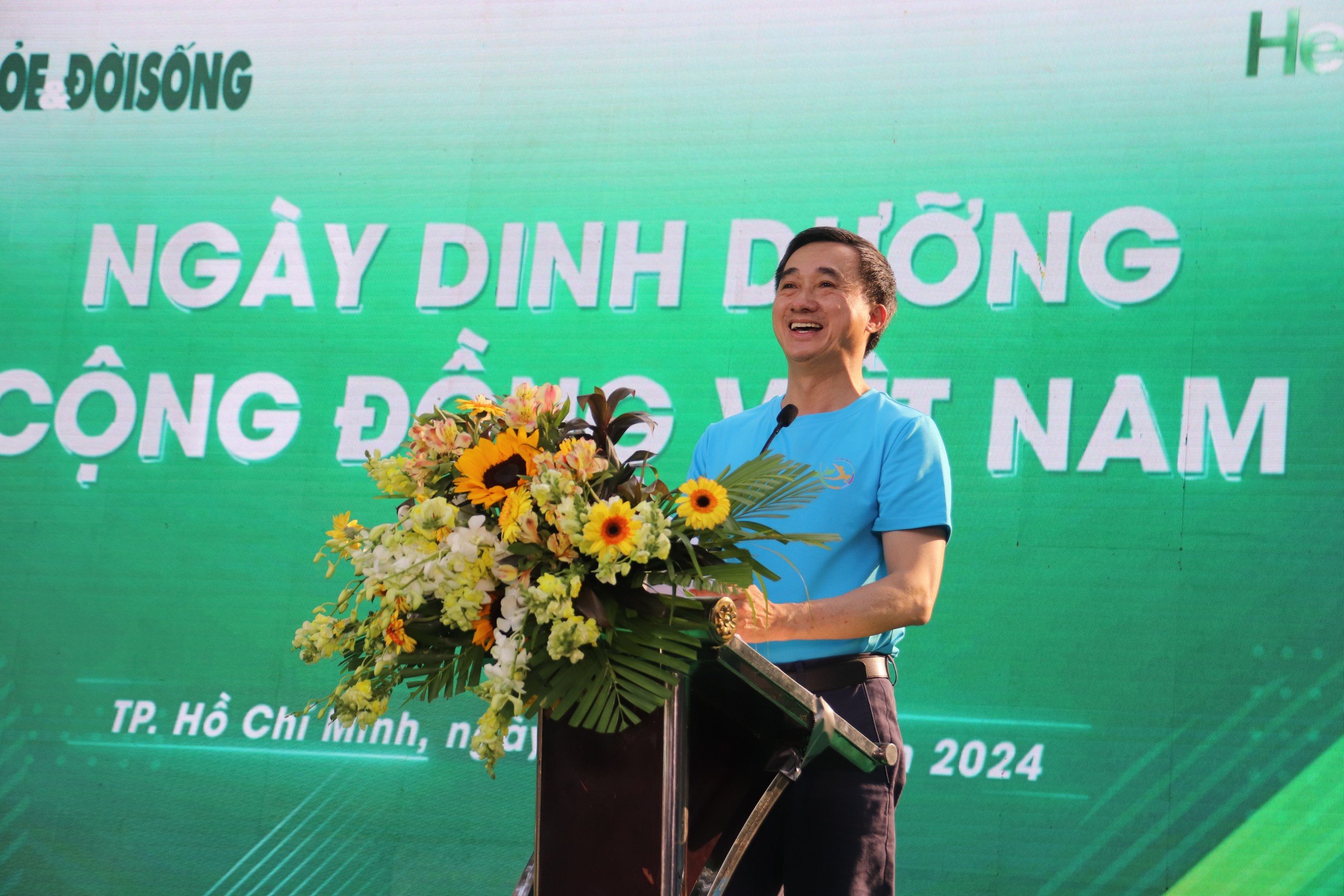 Thứ trưởng Bộ Y tế nhảy flashmob truyền cảm hứng tập luyện cho mọi người- Ảnh 1.