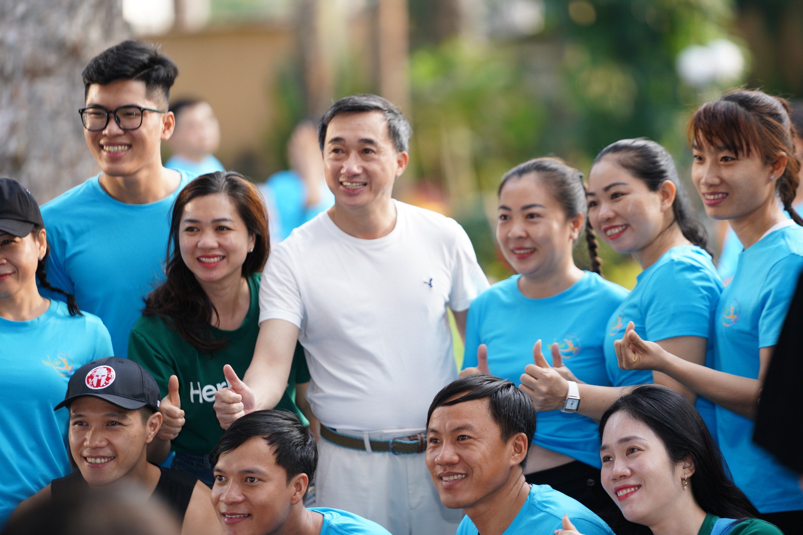 Thứ trưởng Bộ Y tế nhảy flashmob truyền cảm hứng tập luyện cho mọi người- Ảnh 2.