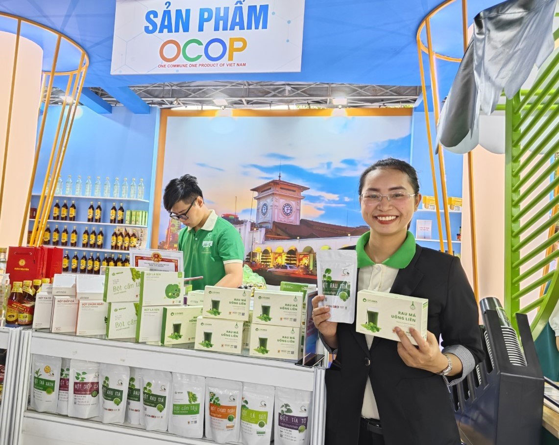 Chị Ngọc Hương và các sản phẩm bột rau Quảng Thanh Ảnh: NGỌC ÁNH