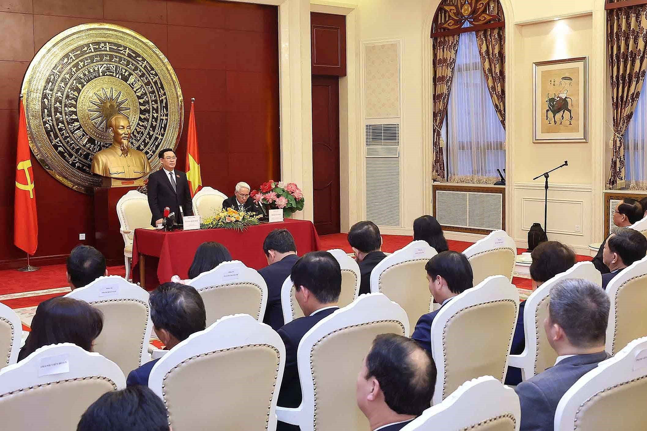 Chủ tịch Quốc hội Vương Đ&igrave;nh Huệ n&oacute;i chuyện th&acirc;n mật với c&aacute;n bộ, nh&acirc;n vi&ecirc;n Đại sứ qu&aacute;n v&agrave; cộng đồng người Việt Nam tại Trung Quốc Ảnh: TTXVN
