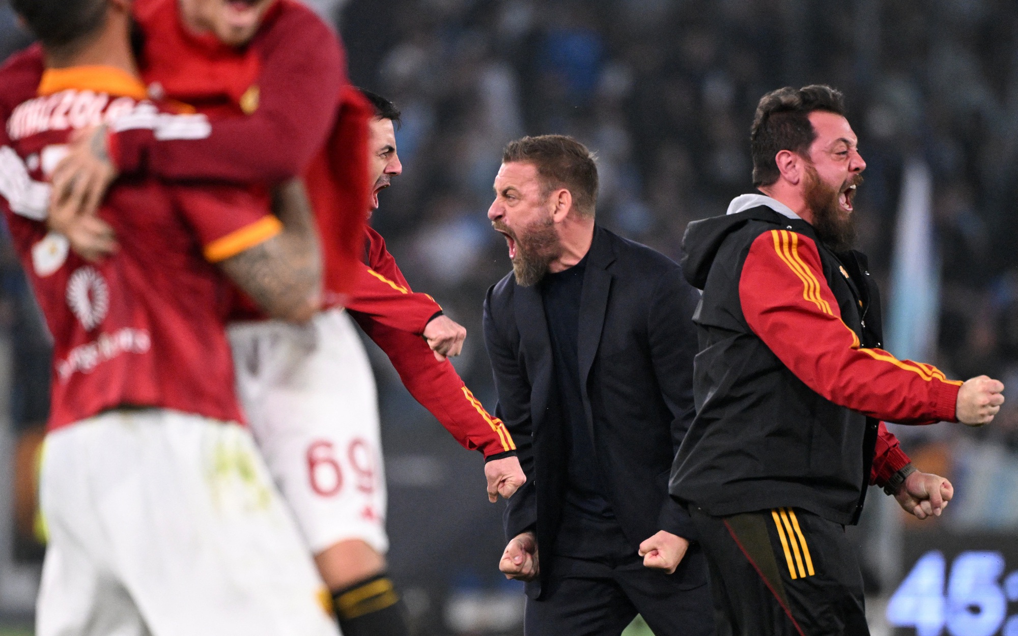 Thắng Lazio, Roma áp sát tốp 4 Serie A