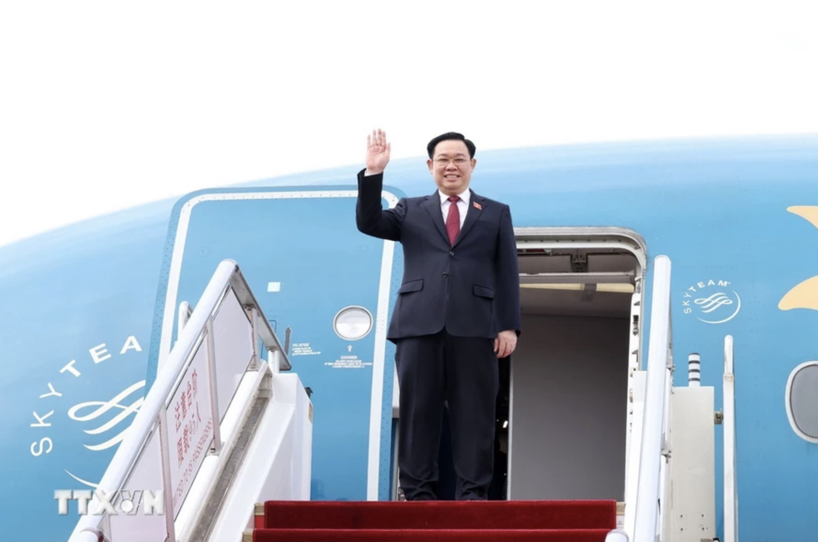 Chủ tịch Quốc hội Vương Đ&igrave;nh Huệ đến Bắc Kinh, bắt đầu thăm ch&iacute;nh thức Trung Quốc- Ảnh 1.