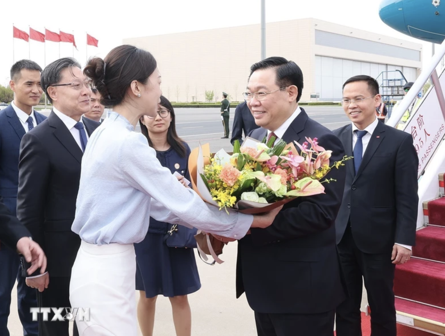 Chủ tịch Quốc hội Vương Đ&igrave;nh Huệ đến Bắc Kinh, bắt đầu thăm ch&iacute;nh thức Trung Quốc- Ảnh 4.