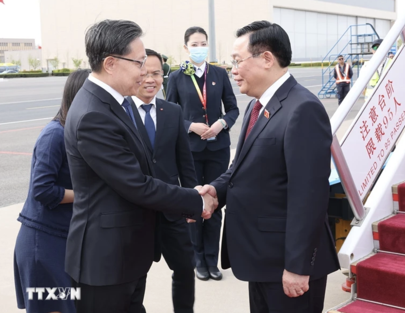 Chủ tịch Quốc hội Vương Đ&igrave;nh Huệ đến Bắc Kinh, bắt đầu thăm ch&iacute;nh thức Trung Quốc- Ảnh 5.