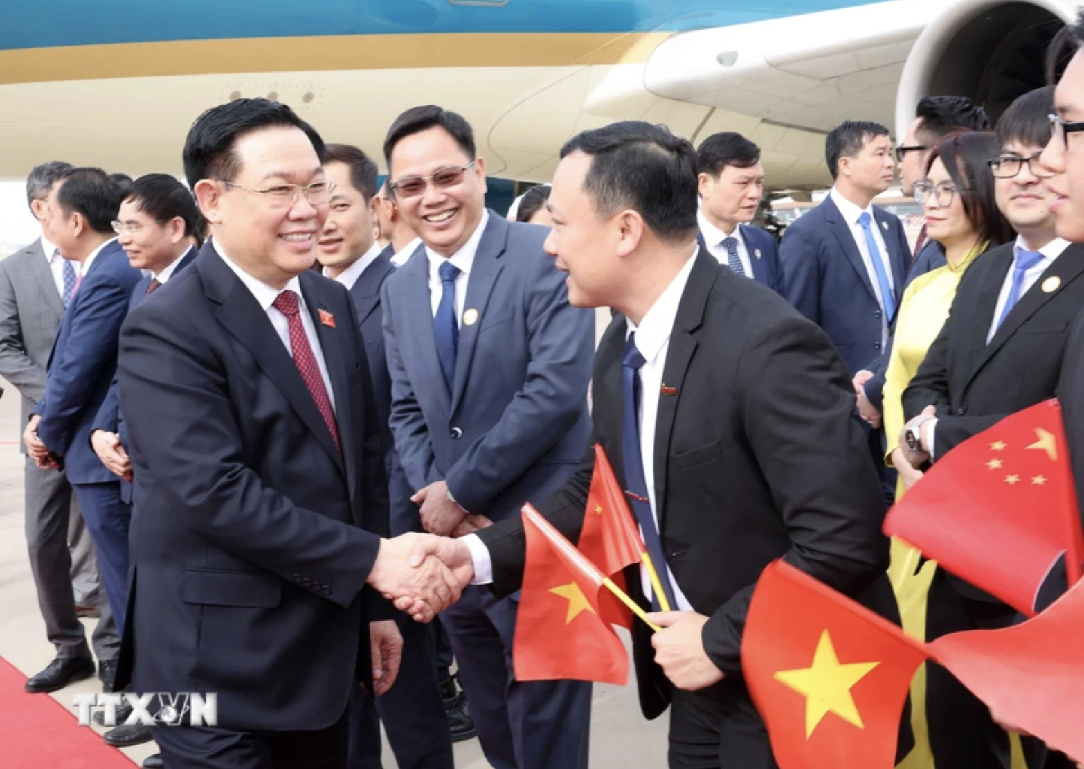 Chủ tịch Quốc hội Vương Đ&igrave;nh Huệ đến Bắc Kinh, bắt đầu thăm ch&iacute;nh thức Trung Quốc- Ảnh 6.