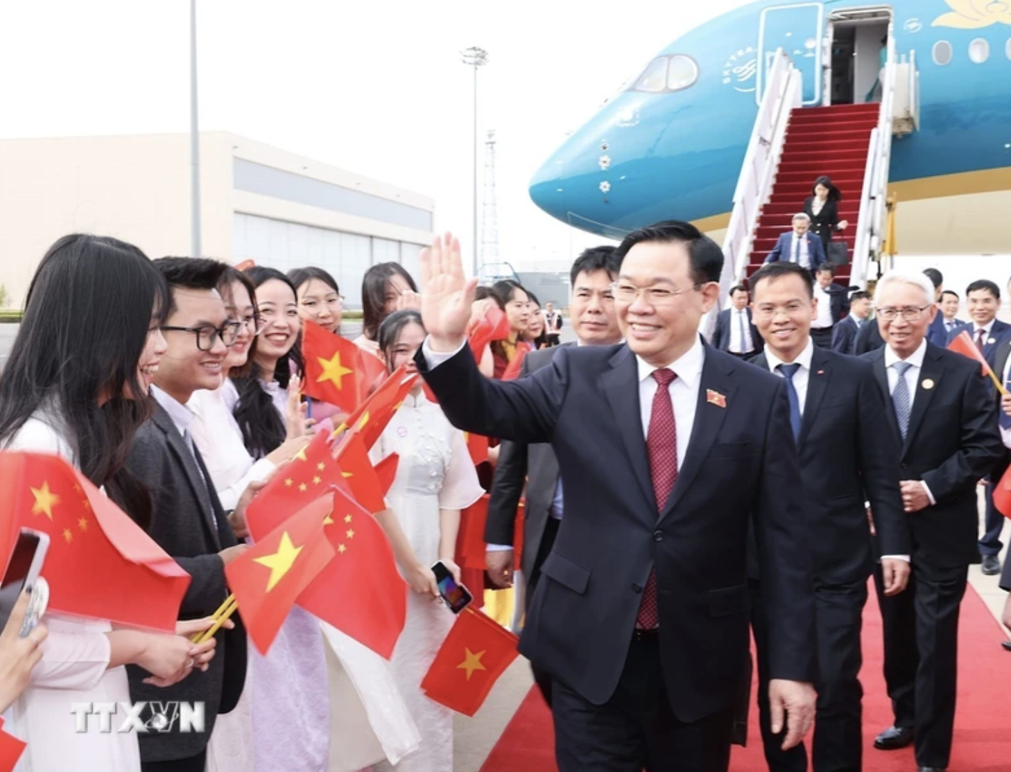 Chủ tịch Quốc hội Vương Đ&igrave;nh Huệ đến Bắc Kinh, bắt đầu thăm ch&iacute;nh thức Trung Quốc- Ảnh 7.