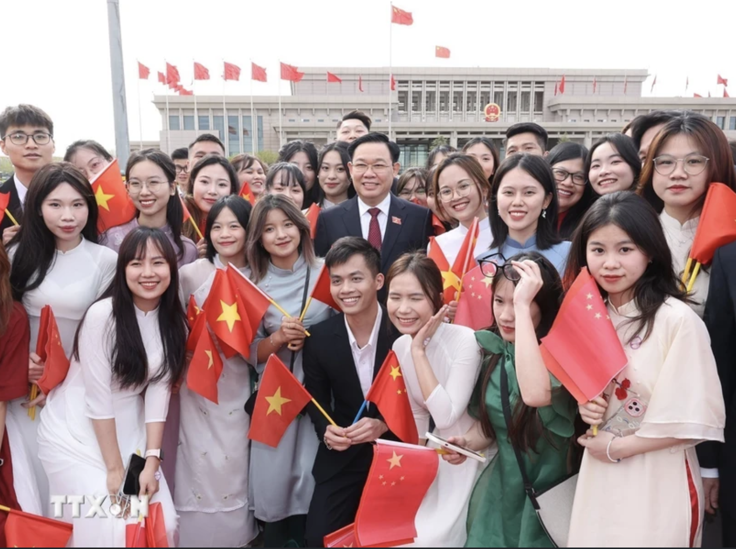 Chủ tịch Quốc hội Vương Đ&igrave;nh Huệ đến Bắc Kinh, bắt đầu thăm ch&iacute;nh thức Trung Quốc- Ảnh 8.