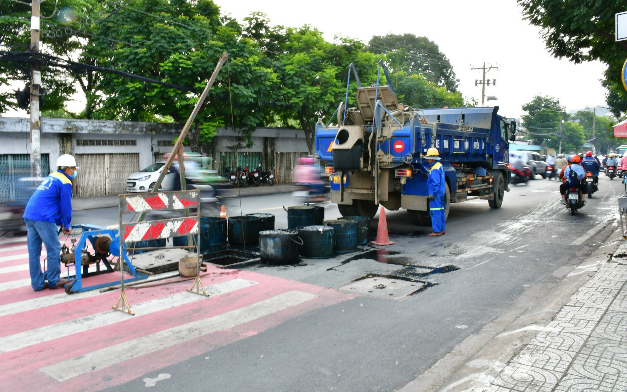 Vì sao TP HCM không dùng robot để nạo vét cống?