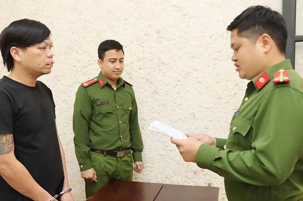 Bắt giữ đối tượng liều lĩnh cướp giật t&agrave;i sản- Ảnh 1.