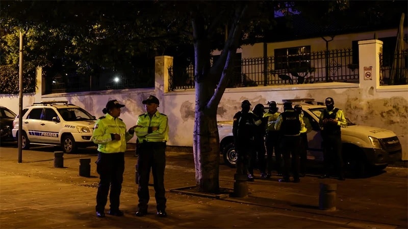 Cảnh s&aacute;t Ecuador đứng b&ecirc;n ngo&agrave;i Đại sứ qu&aacute;n Mexico v&agrave;o ng&agrave;y 5-4. Ảnh: Reuters